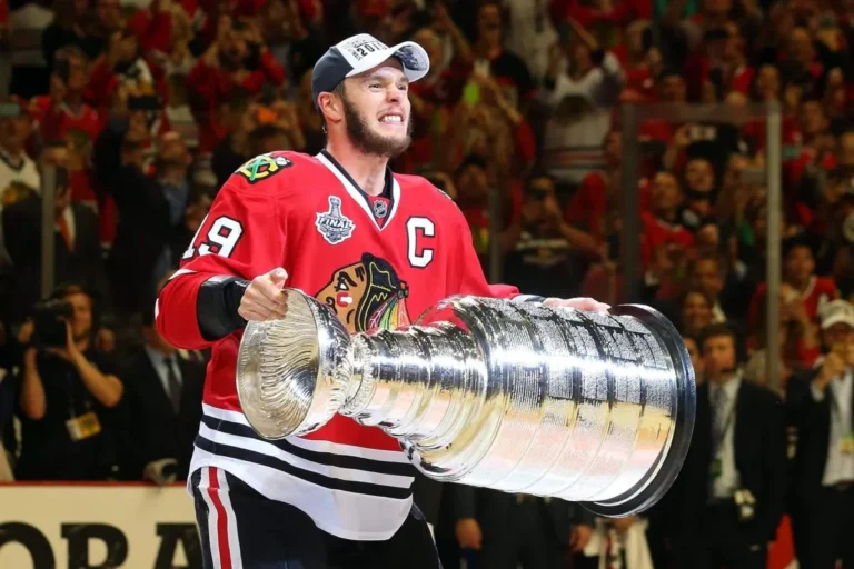 Jonathan Toews revient au jeu, mais avec les Jets