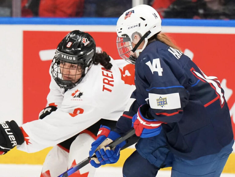 Les Canadiennes en argent à la maison